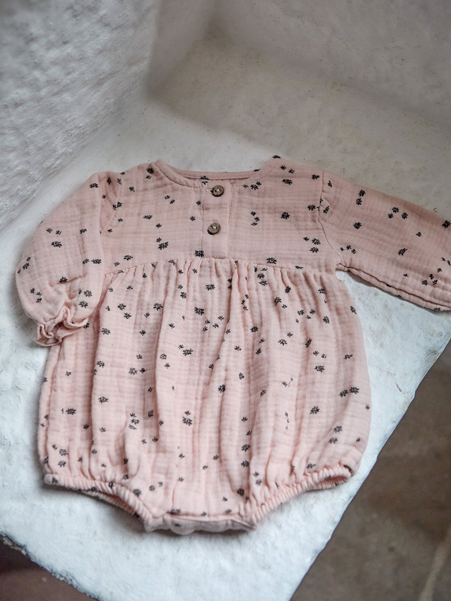 Macacão de tecido com estampado de flores