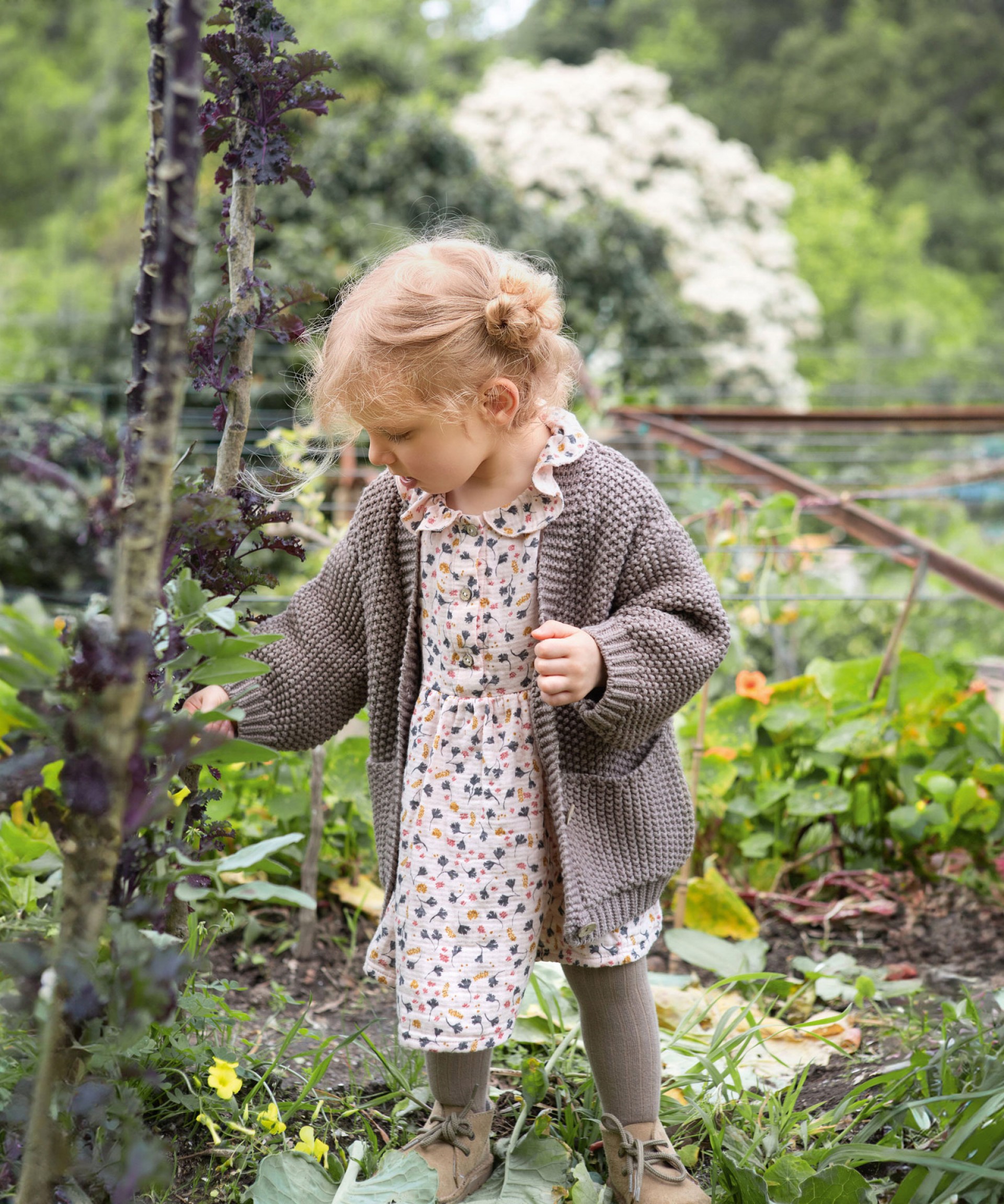 Knitted cardigan with coconut buttons | Wooden Memories