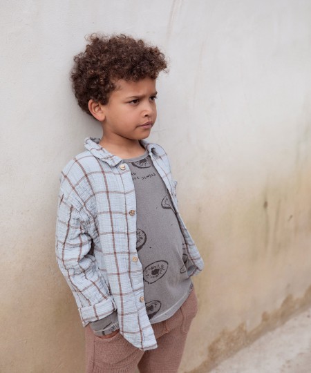 Chemise en tissu avec un mélange de coton biologique et de coton recyclé