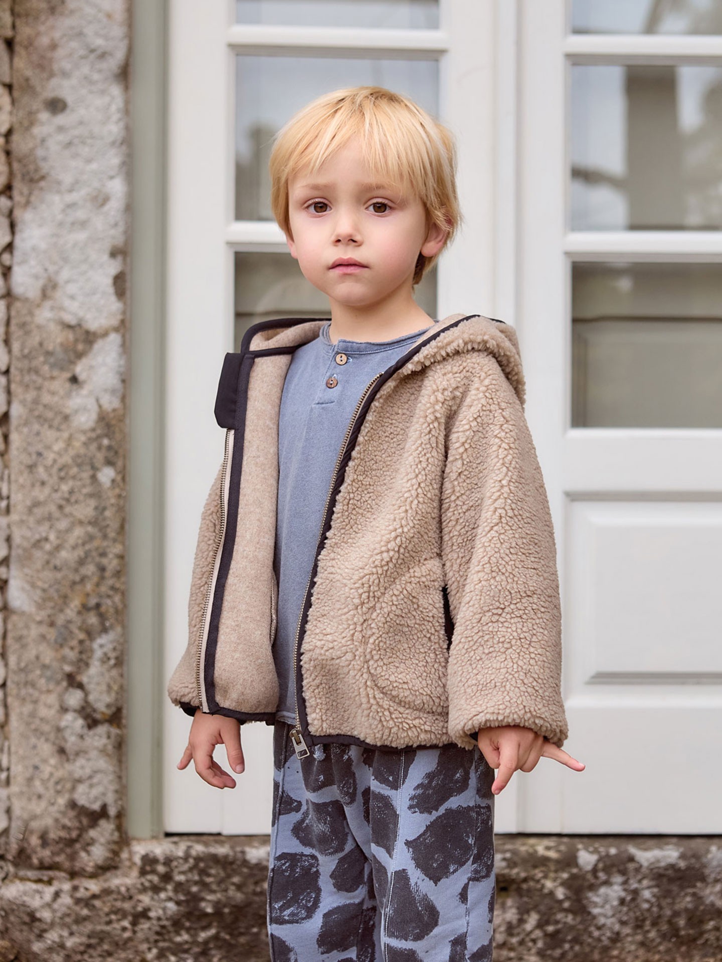 Pants with giraffe spots print