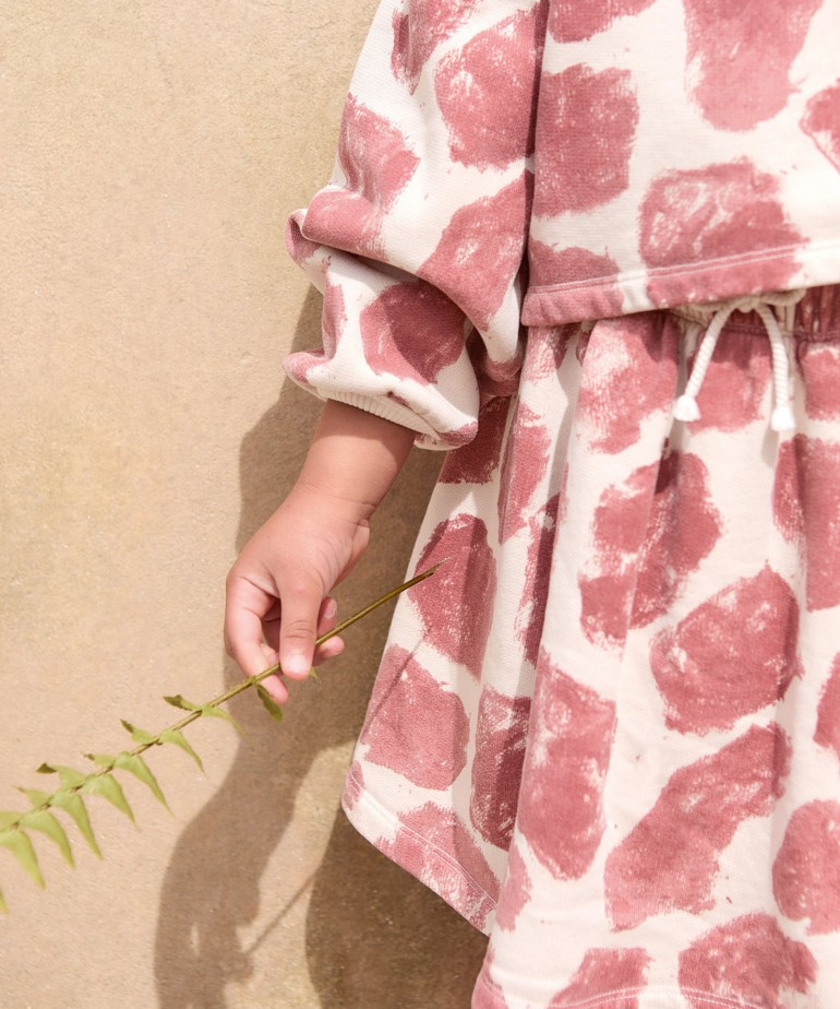 Maglia con stampa a macchie di giraffa in fibre naturali