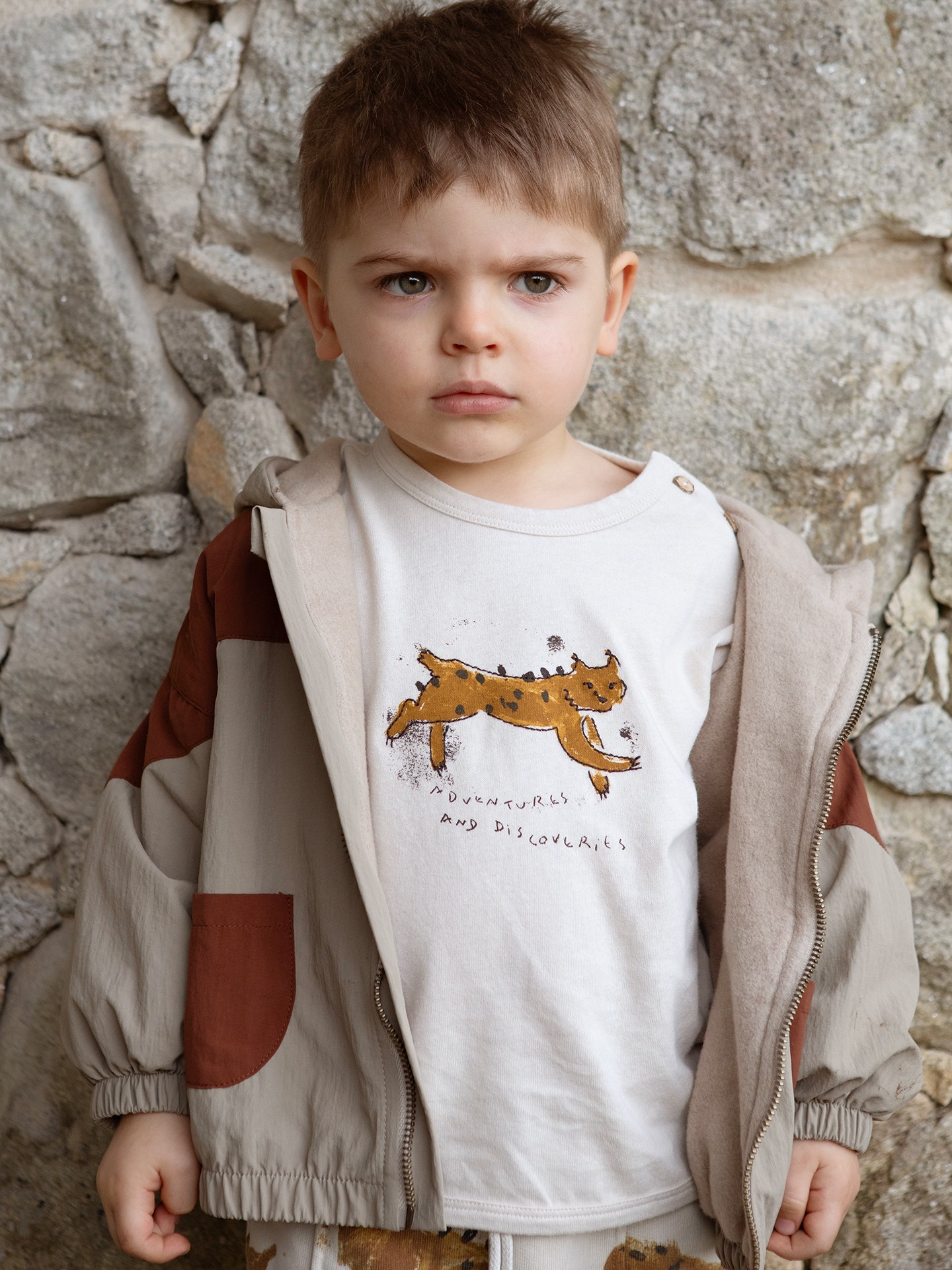 Camiseta con dibujo frontal y abertura en el hombro