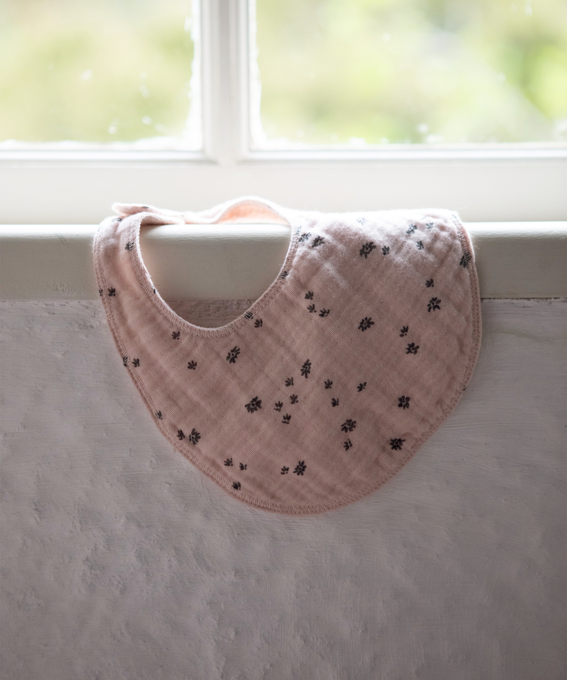 Bib with flower print | Wooden Memories