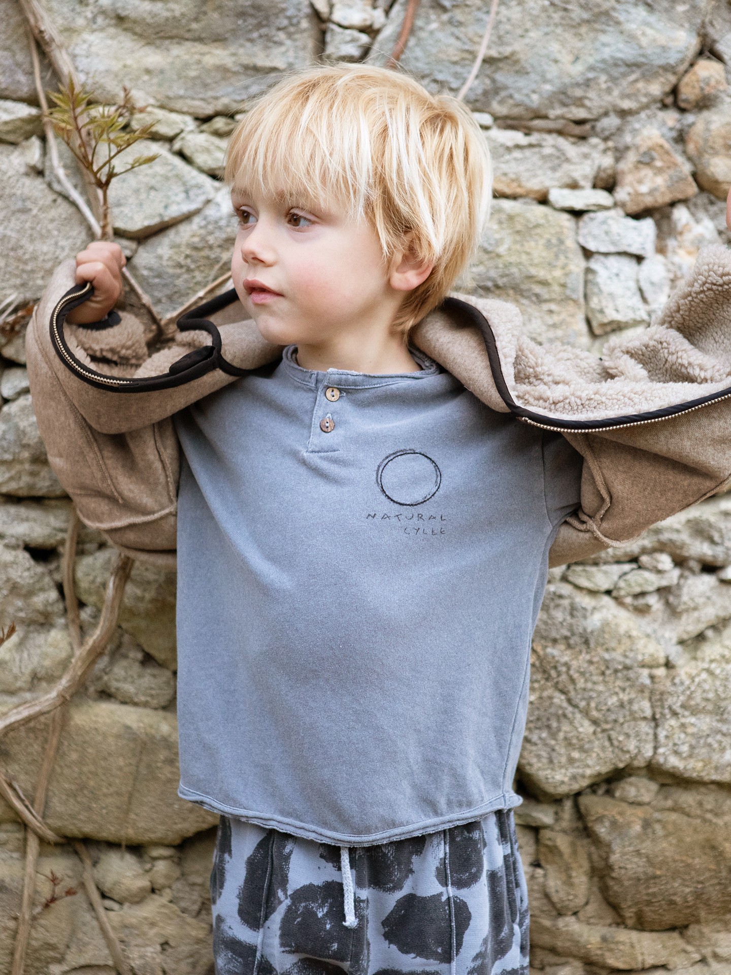 Camiseta con detalle bordado en la parte delantera