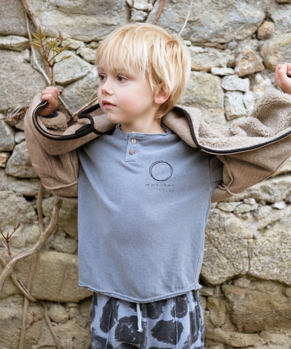 Camiseta con detalle bordado en la parte delantera