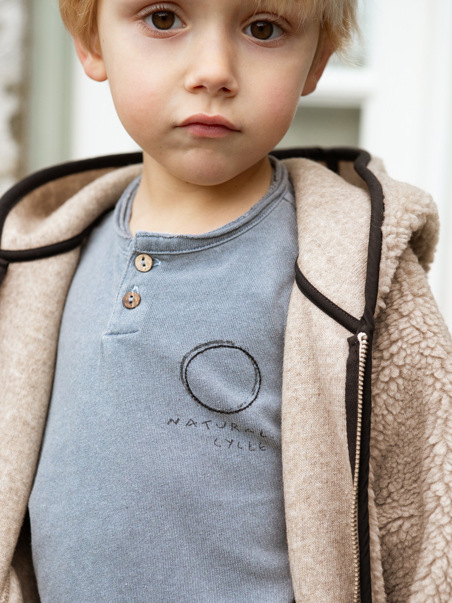 Camiseta con detalle bordado en la parte delantera