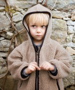 Veste en fourrure avec une capuche | Wooden Memories