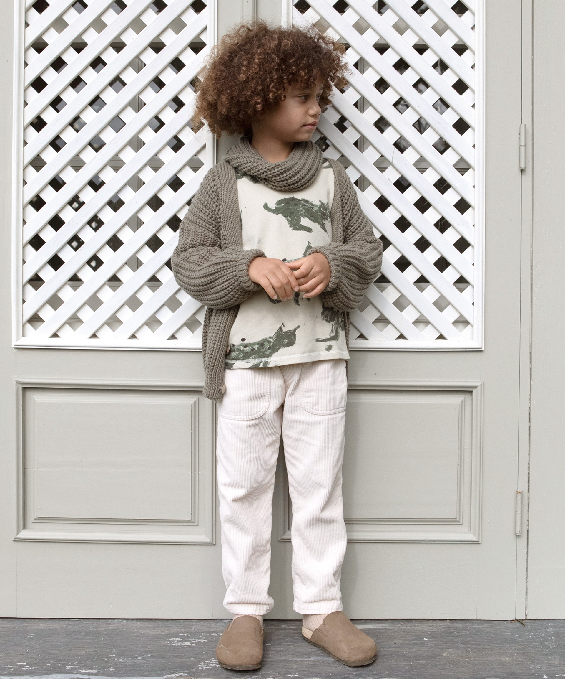 Knitted cardigan with coconut buttons opening | Wooden Memories