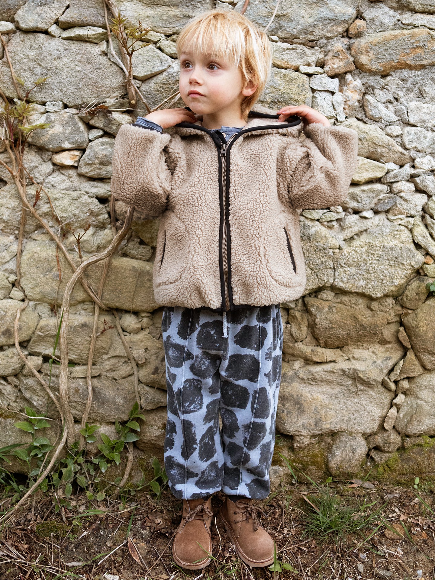 Pants with giraffe spots print