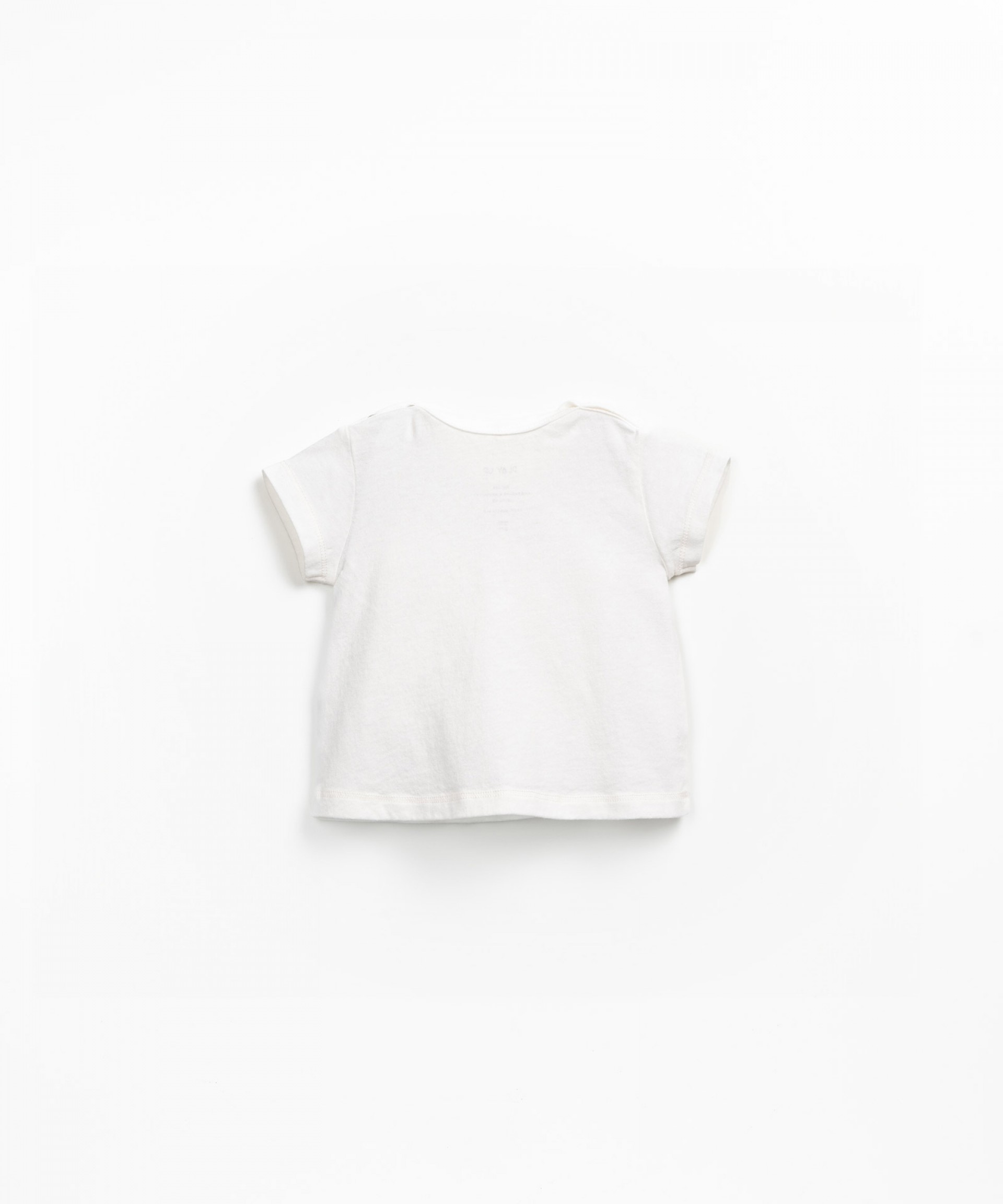 T-shirt com desenho  frente
