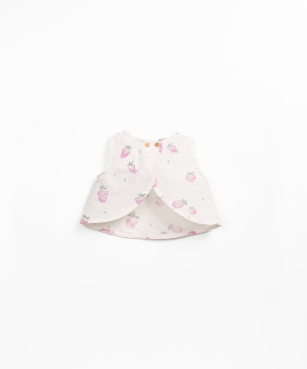 Blusa sin mangas con estampado de fresas