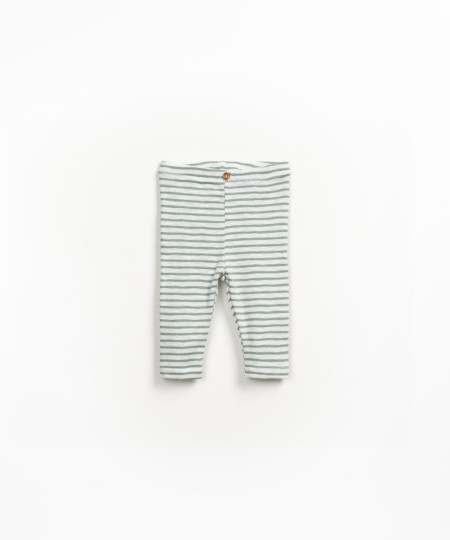 Striped leggings with decorative coconut button