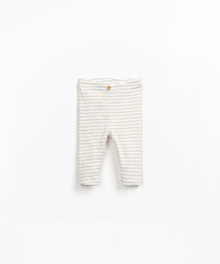Striped leggings with decorative coconut button