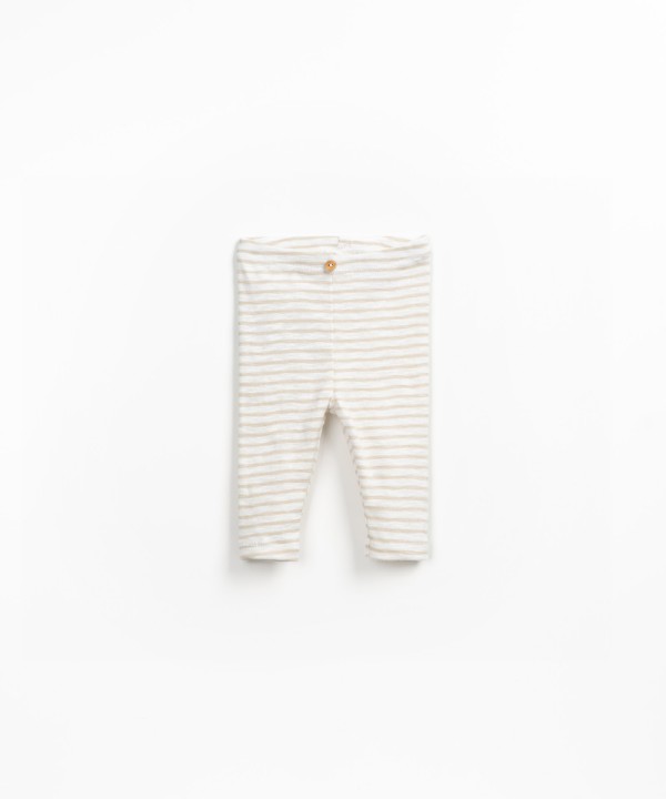 Striped leggings with decorative coconut button