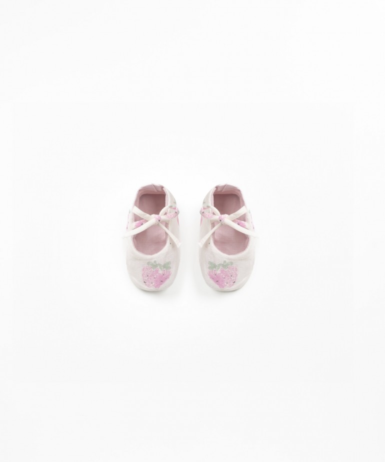 Sapatos de tecido com estampado de morangos
