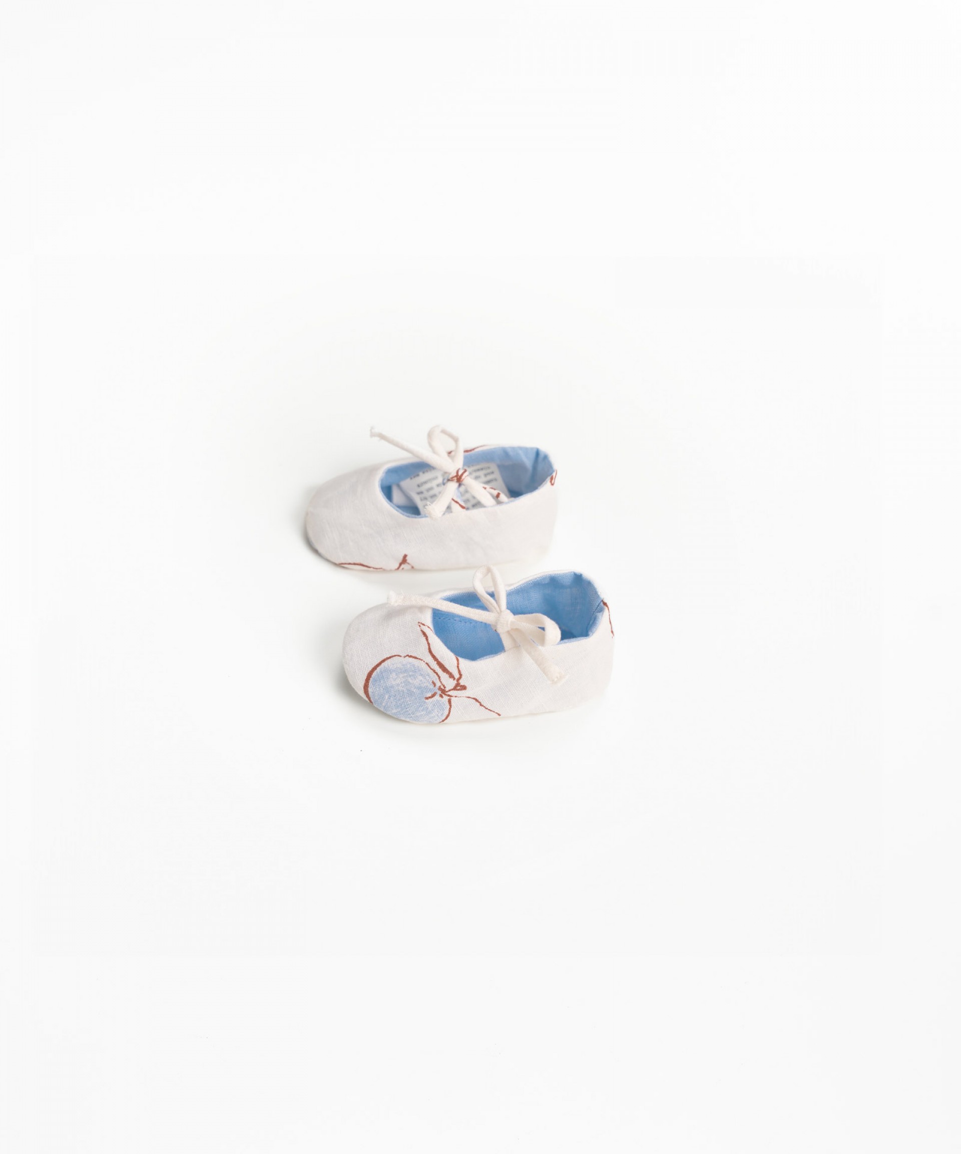 Fabric and linen shoes with strawberry embroidery