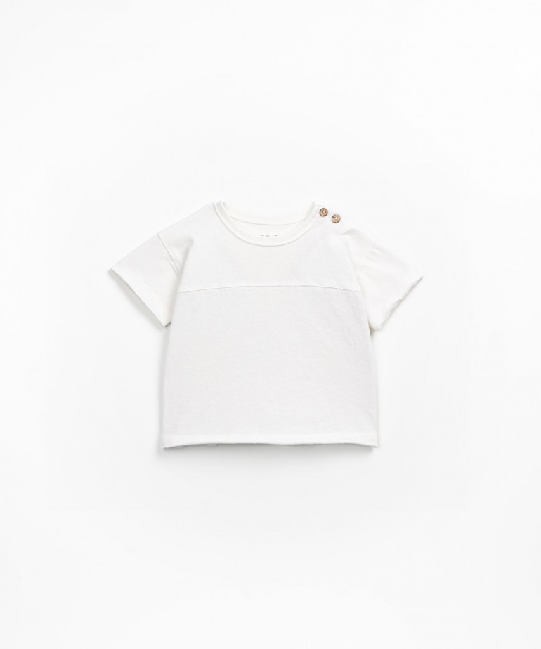 Organic and recycled cotton t-shirt with shoulder detail