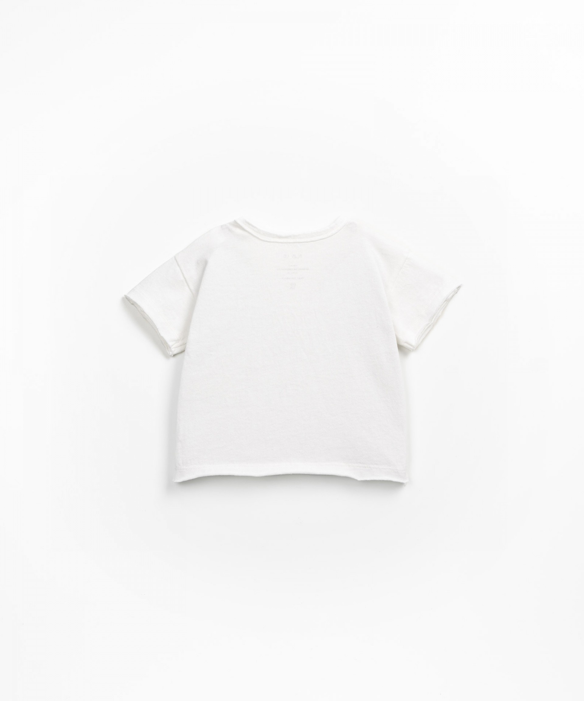 T-shirt em algodo orgnico e reciclado com abertura no ombro