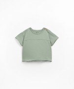 T-shirt com abertura no ombro
