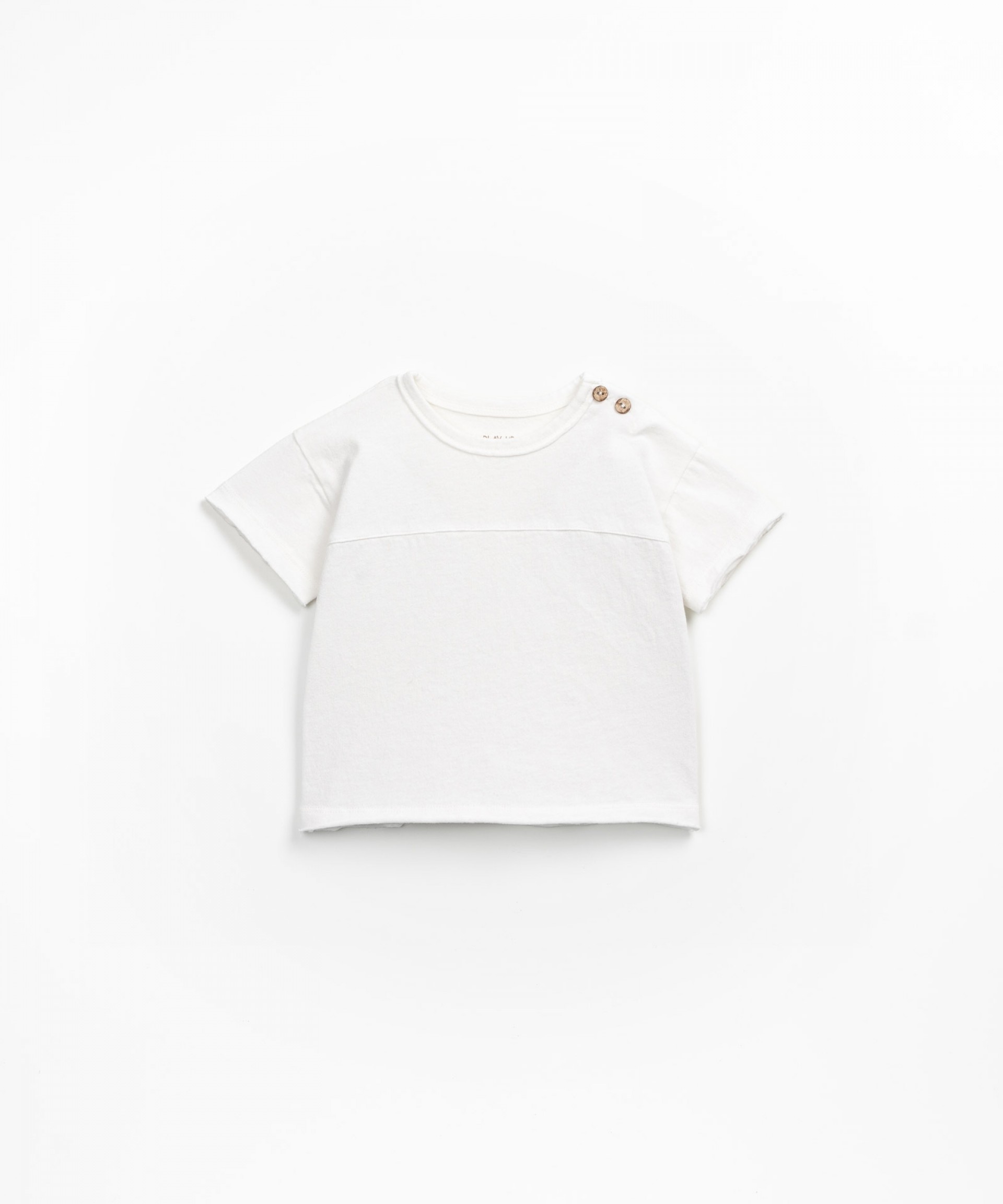T-shirt em algodo orgnico e reciclado com abertura no ombro