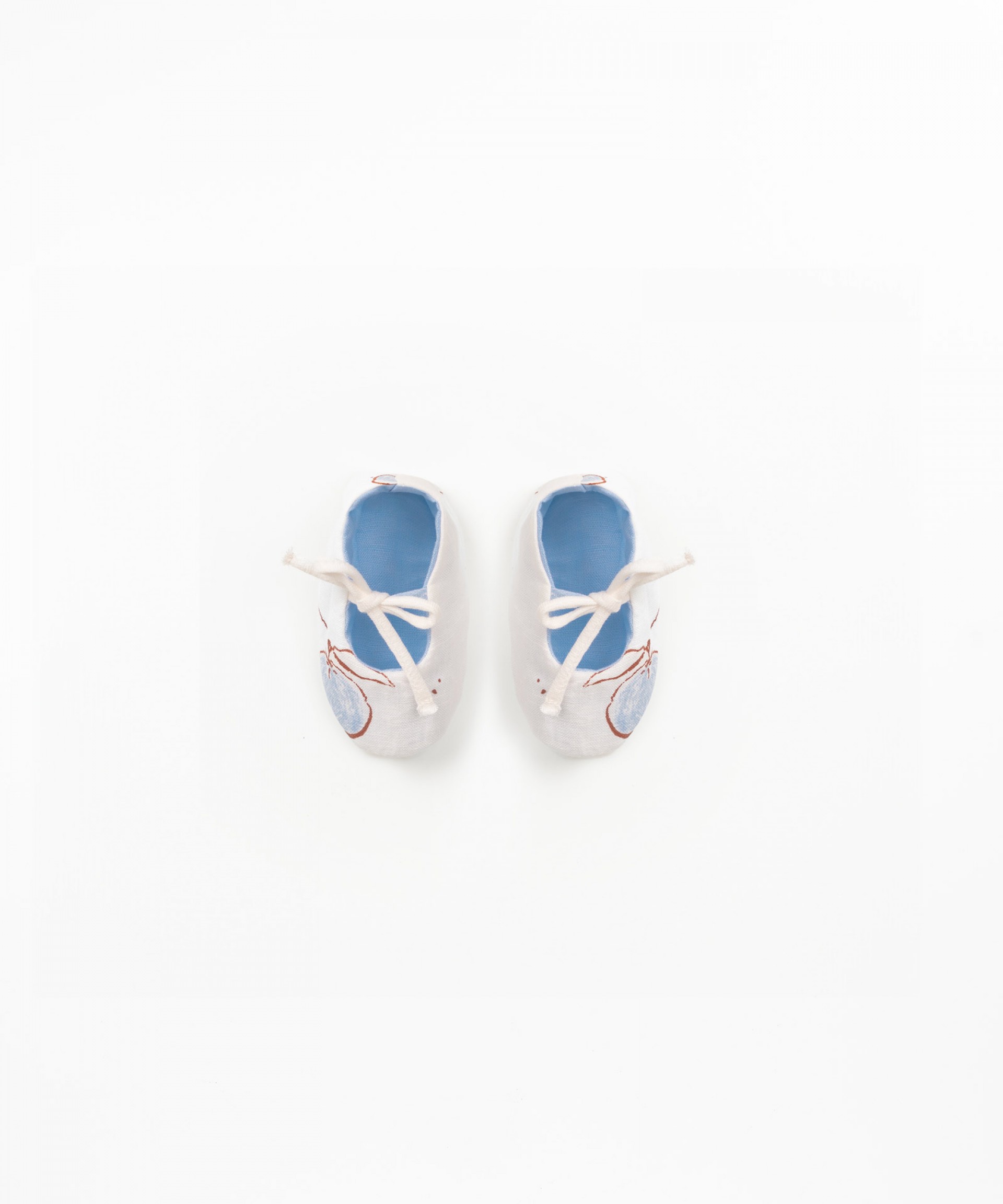 Fabric and linen shoes with strawberry embroidery
