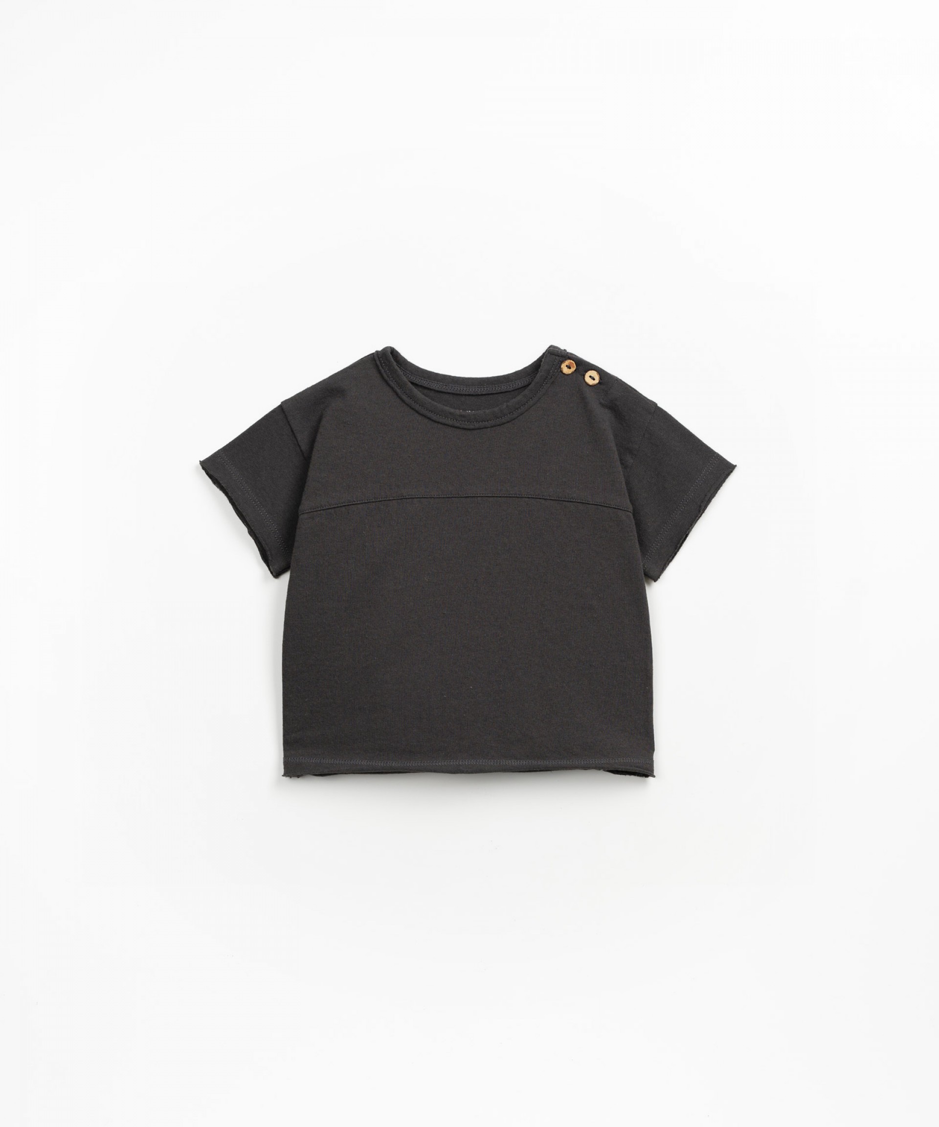T-shirt em algodo orgnico e reciclado com abertura no ombro