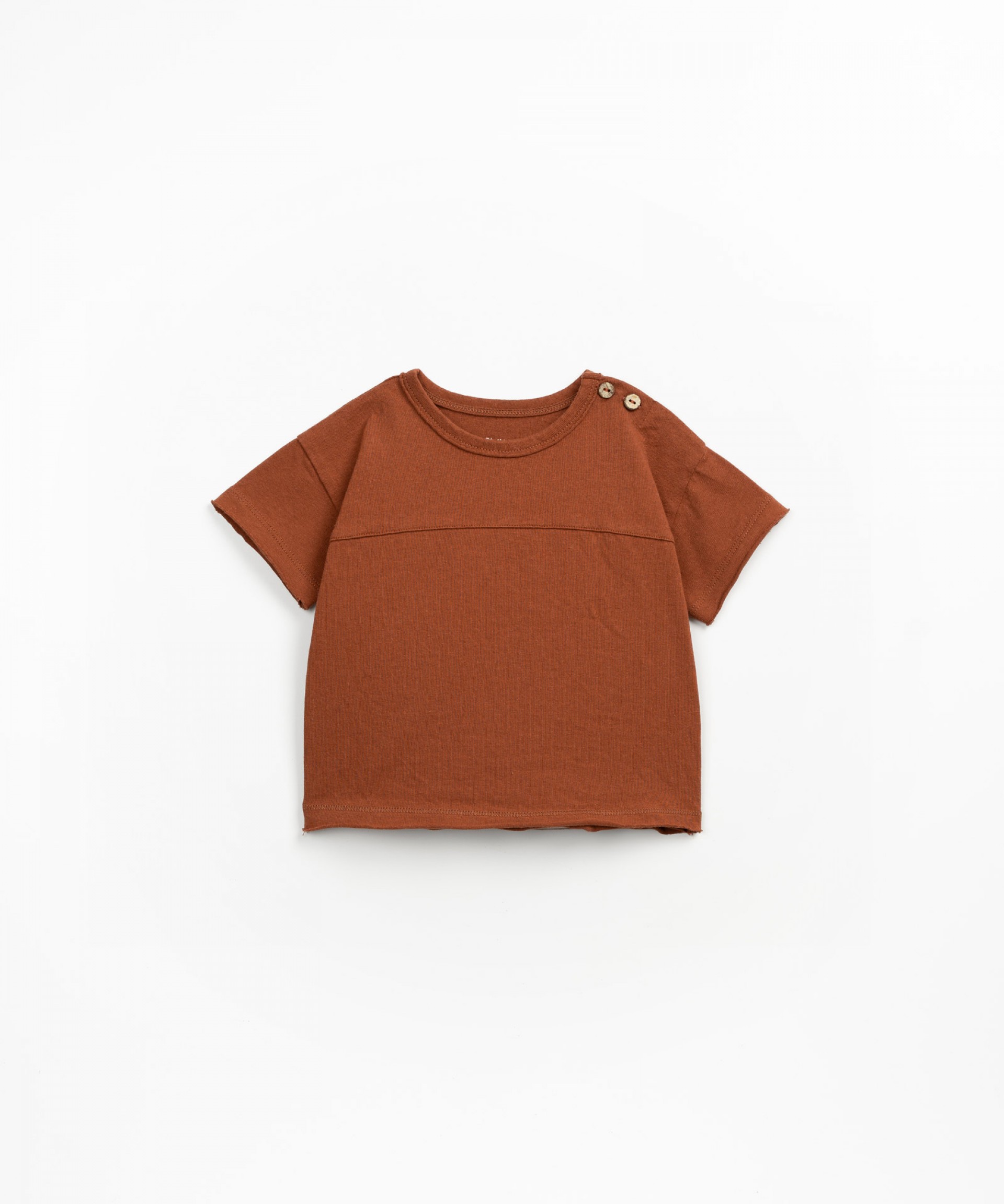 T-shirt em algodo orgnico e reciclado com abertura no ombro