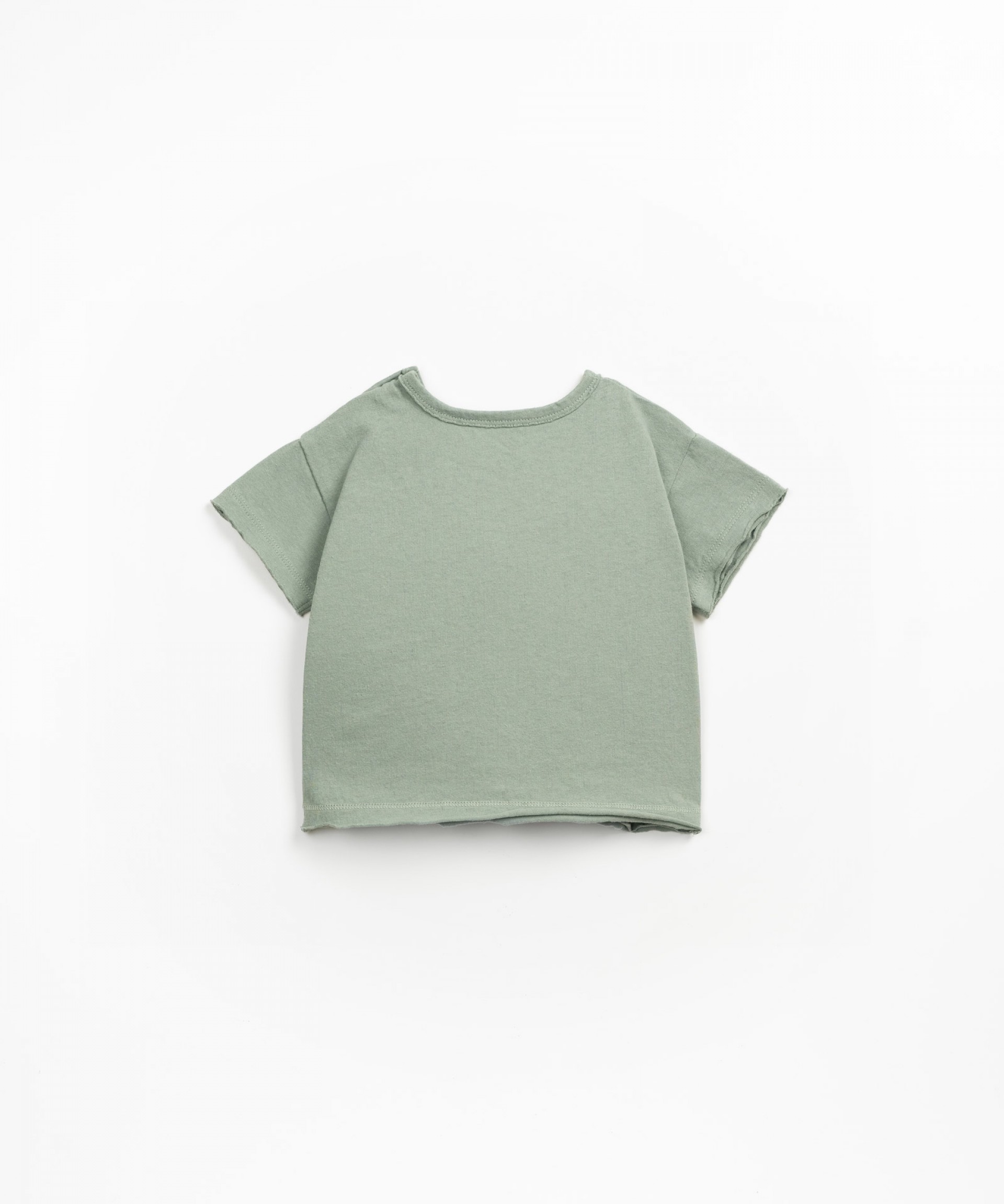 T-shirt com abertura no ombro