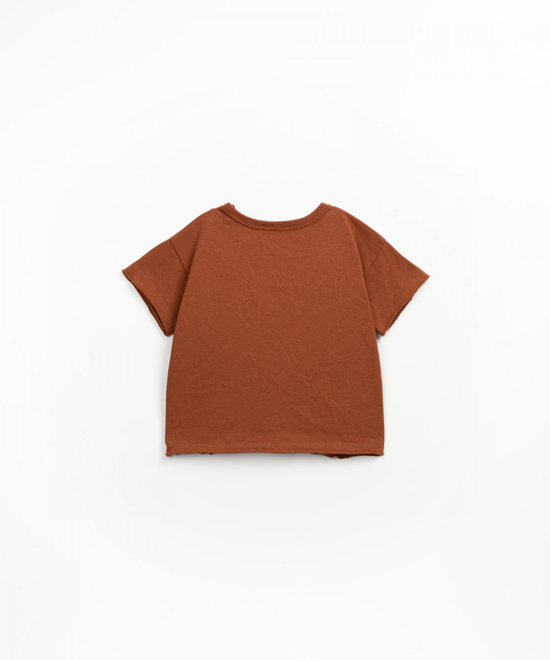 T-shirt em algodo orgnico e reciclado com abertura no ombro