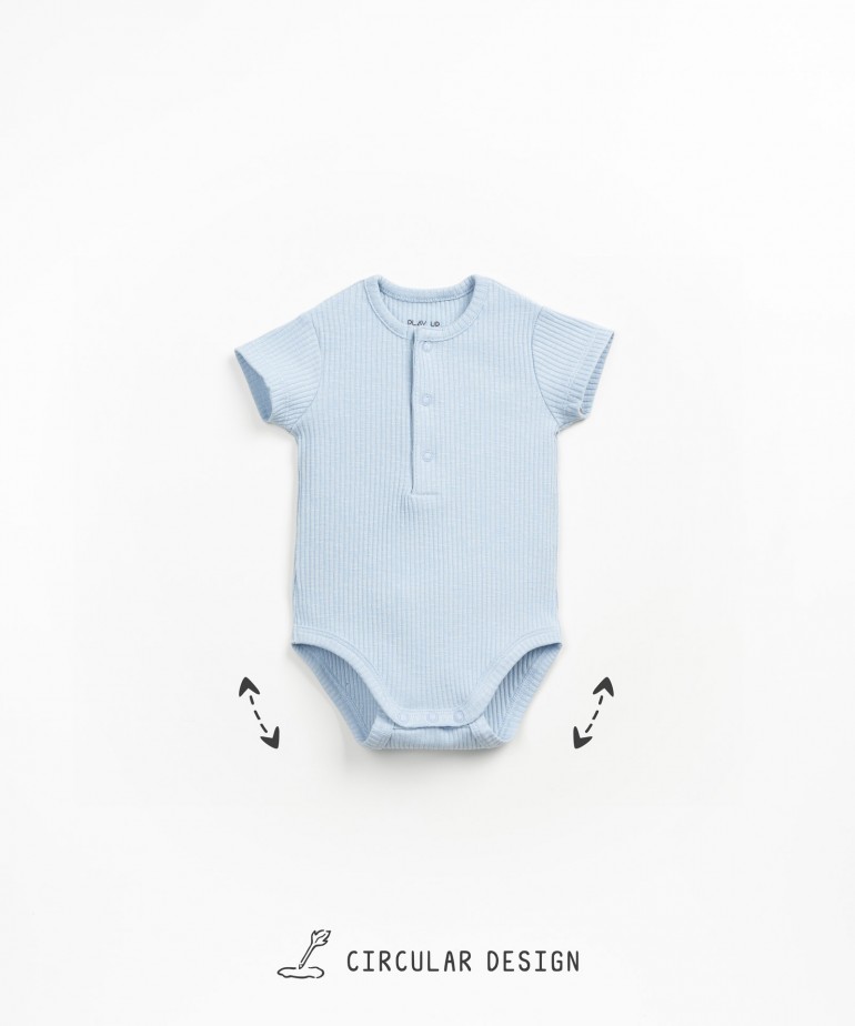 Organic cotton jersey bodysuit with coconut buttons