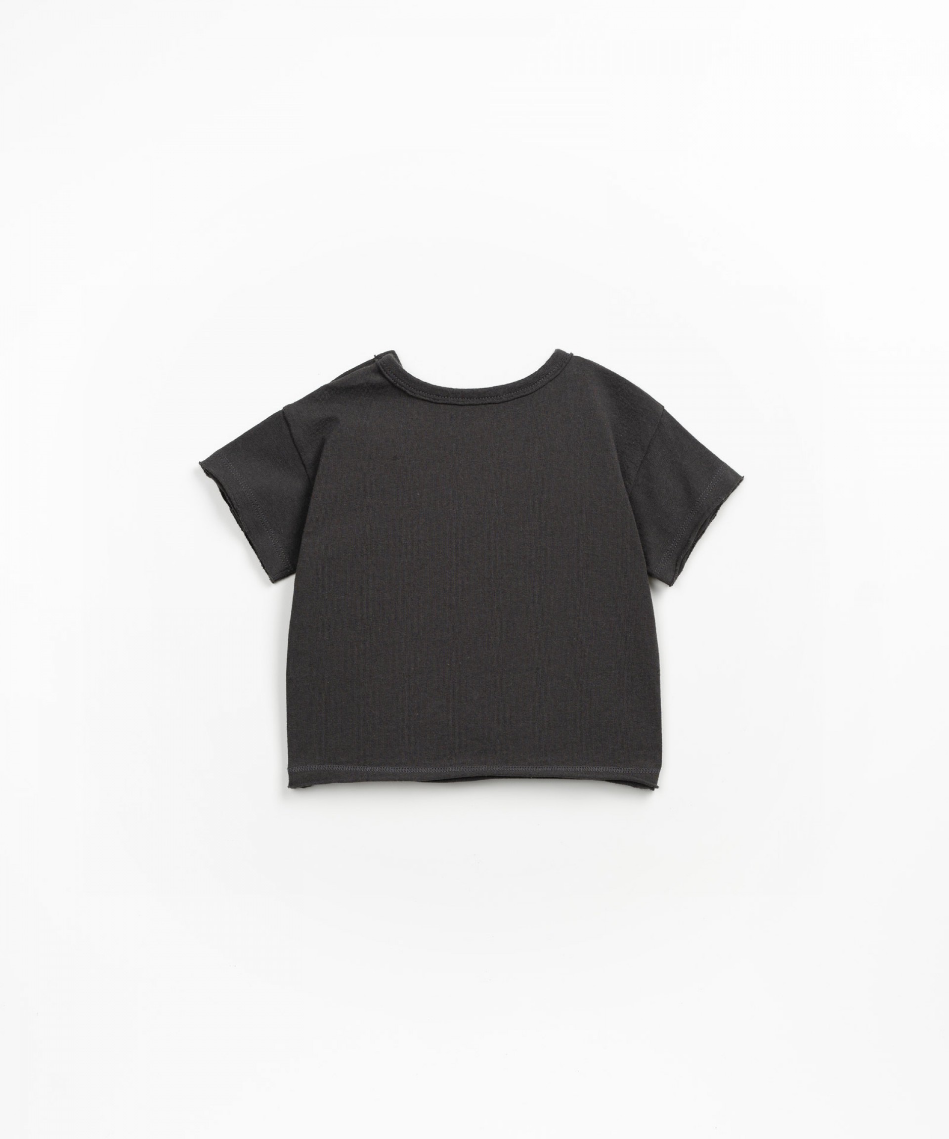 T-shirt em algodo orgnico e reciclado com abertura no ombro