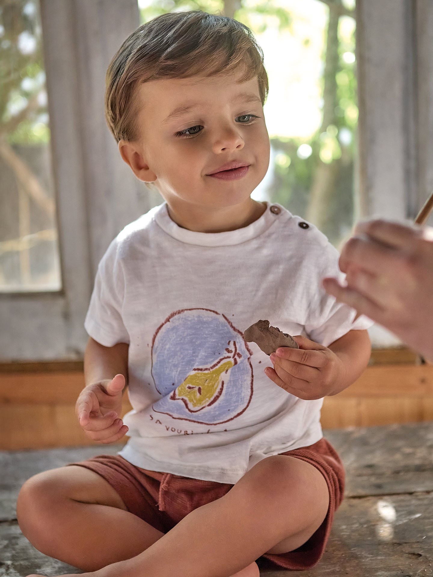 T-shirt com desenho à frente