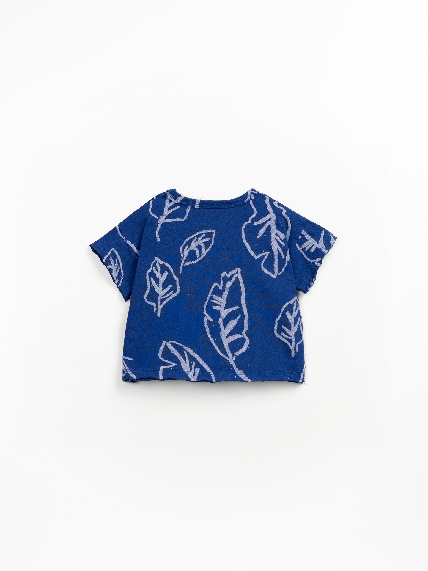 Camiseta en algodón orgánico y reciclado con hojas y botones en el hombro