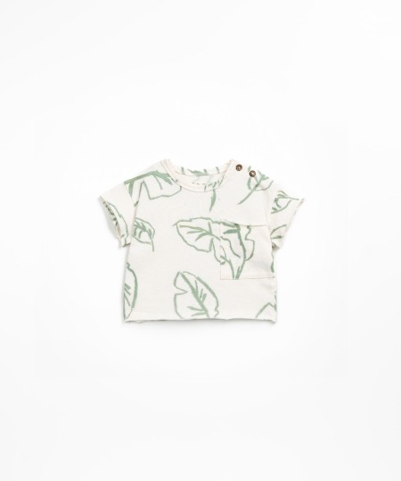 T-shirt in organic and recycled cotton with leaves and shoulder buttons