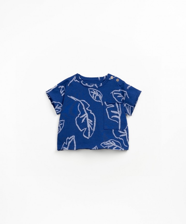 T-shirt em algodo orgnico e reciclado com folhas e botes no ombro