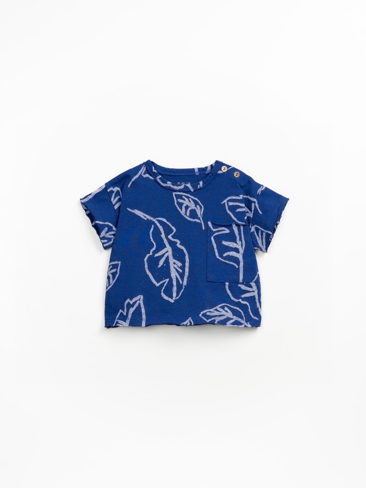 Camiseta en algodón orgánico y reciclado con hojas y botones en el hombro