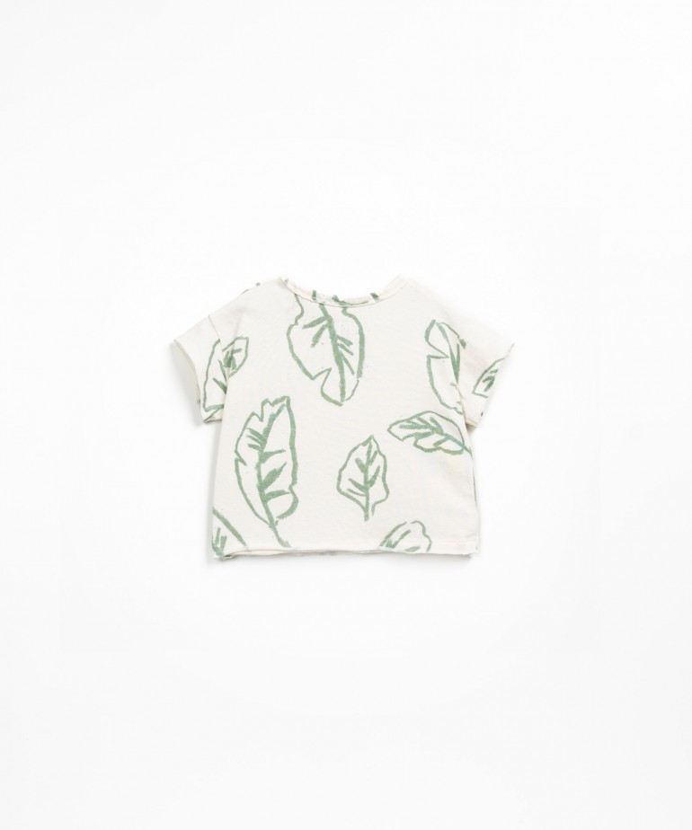 T-shirt em algodo orgnico e reciclado com folhas e botes no ombro