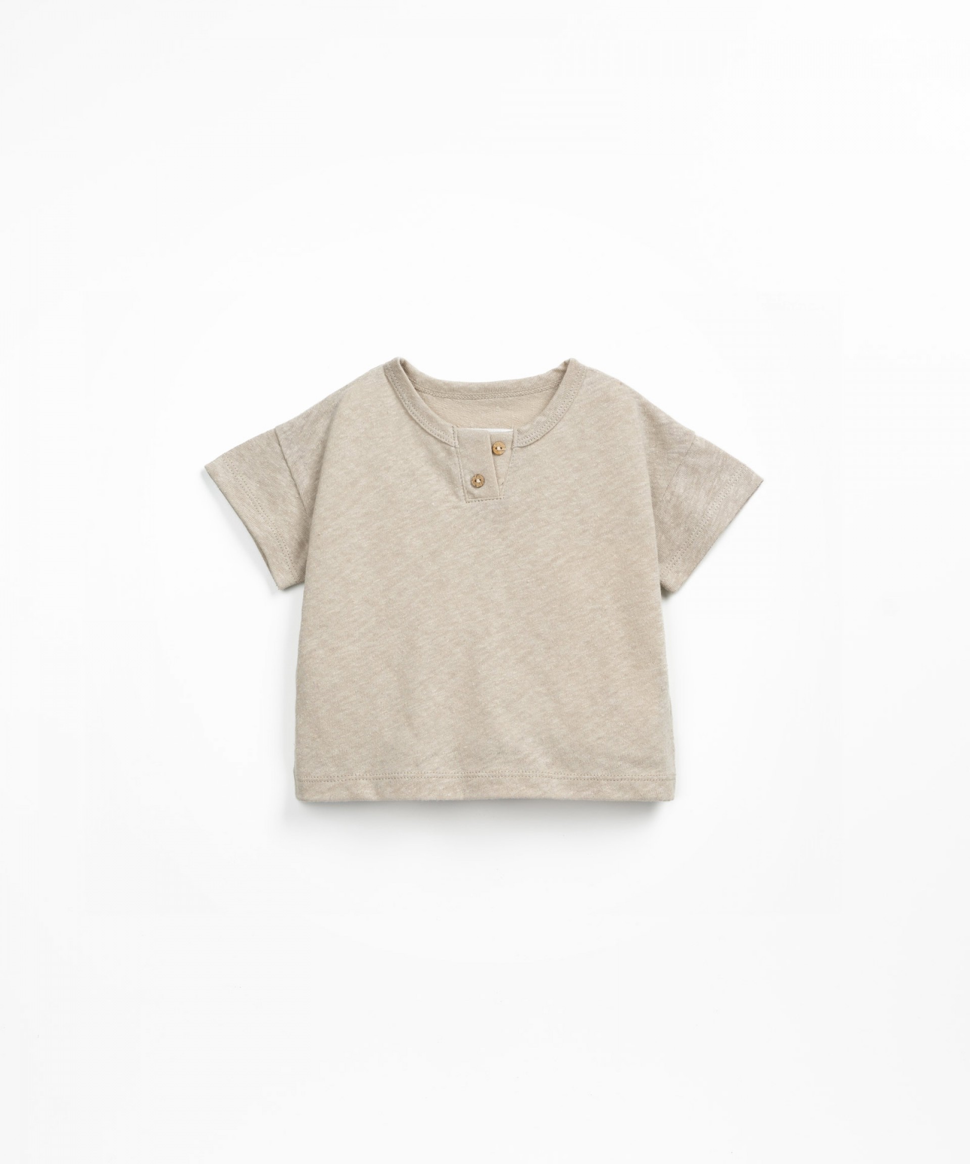 T-shirt em linho e algodo com botes de coco
