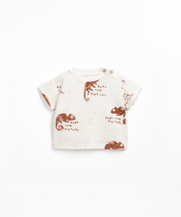 T-shirt with chameleon print