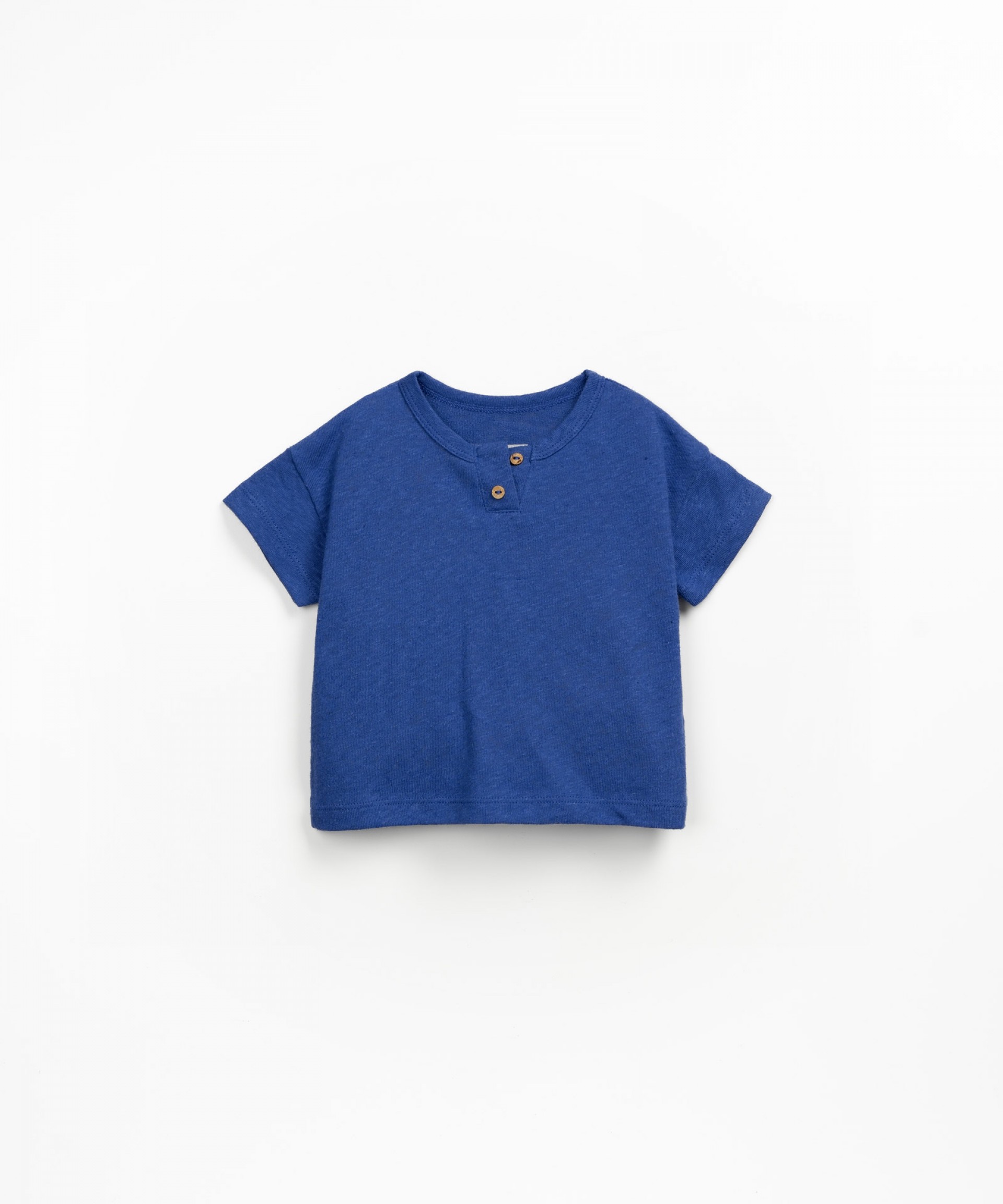 T-shirt with front opening