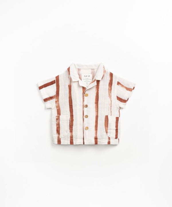 Camisa de tecido com estampado de riscas