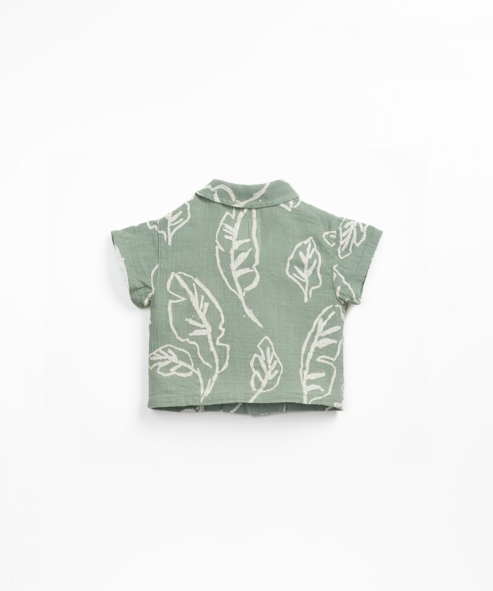 Camisa em algodo orgnico com estampado de folhas