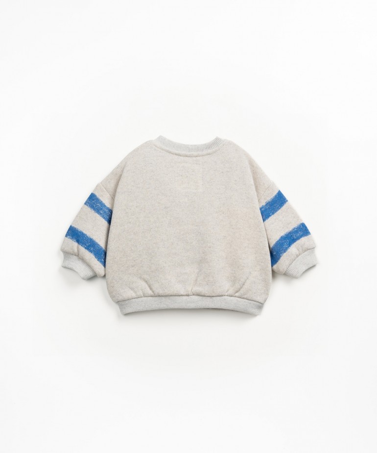 Sweatshirt with raw-cut details
