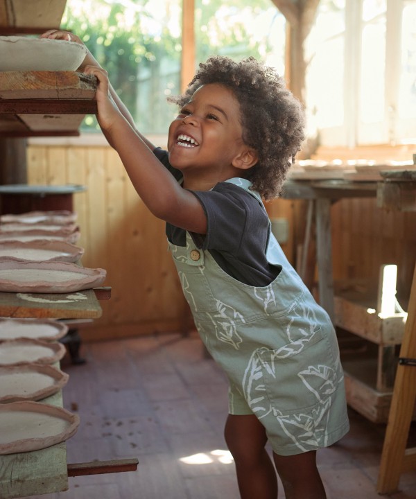 Mono de sarga con estampado de hojas