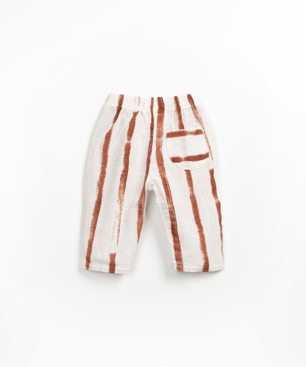 Pantal�n de tela con estampado de rayas