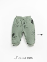 Calça de malha com estampado e bolsos Calça de malha com estampado e bolsos