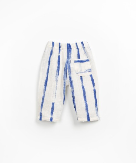 Calça de tecido com estampado de riscas
