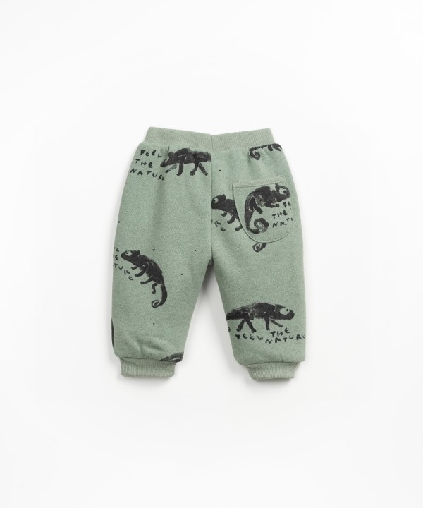 Calça de malha com estampado e bolsos