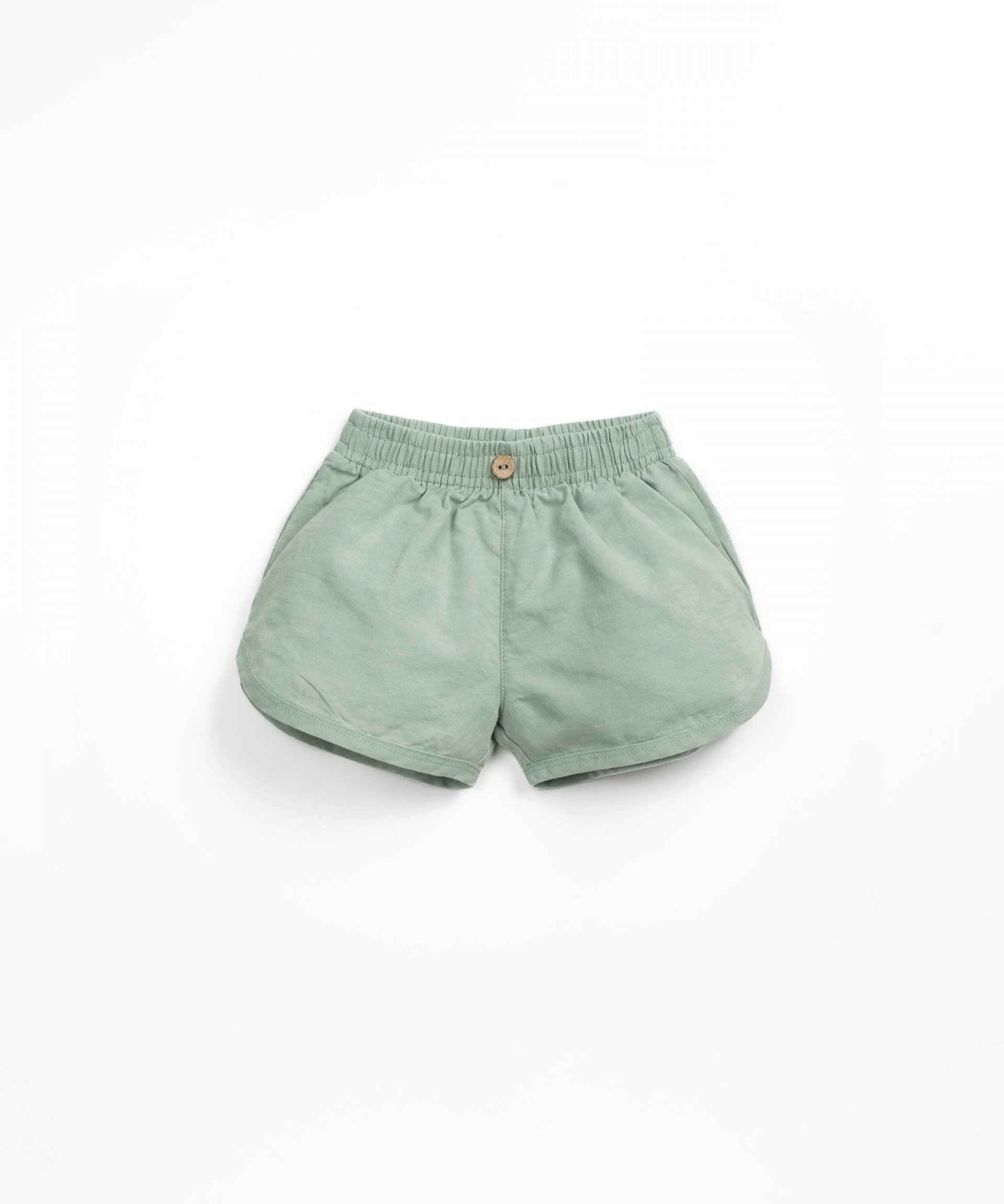 Shorts with decorative coconut button