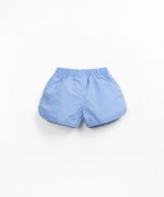 Pantaln corto con botn de coco decorativo